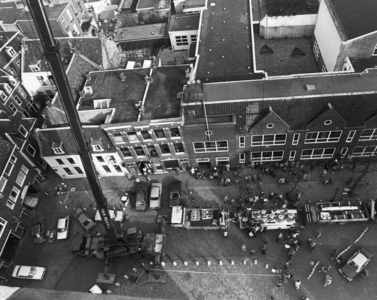 102935 Afbeelding van de aankomst van zeven nieuwe luidklokken voor de Domtoren (Domplein) te Utrecht, ter gelegenheid ...