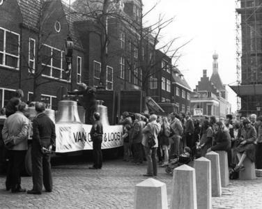 102936 Afbeelding van het aankomst van zeven nieuwe luidklokken voor de Domtoren (Domplein) te Utrecht, ter gelegenheid ...