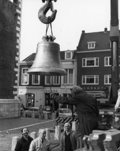 102939 Afbeelding van het optakelen van één van de zeven nieuwe luidklokken voor de Domtoren (Domplein) te Utrecht, ter ...