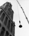102943 Afbeelding van het optakelen van één van de zeven nieuwe luidklokken voor de Domtoren (Domplein) te Utrecht, ter ...