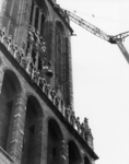 102944 Afbeelding van het optakelen van één van de zeven nieuwe luidklokken voor de Domtoren (Domplein) te Utrecht, ter ...
