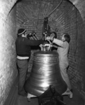 102949 Afbeelding van de plaatsing van de Agnes Maior luidklok op de luizolder van de Domtoren (Domplein) te Utrecht, ...