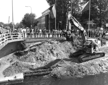 102962 Afbeelding van de aanvang van de werkzaamheden voor de nieuwe Paul Krugerbrug over het Merwedekanaal te Utrecht, ...