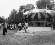 102972 Afbeelding van de ingebruikneming van de muziektent op het Lepelenburg te Utrecht, tijdens de festiviteiten ter ...