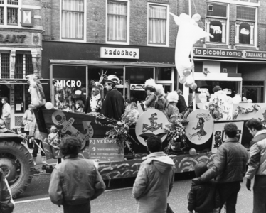 103105 Afbeelding van de carnavalsoptocht door de Voorstraat te Utrecht, met de praalwagen van carnavalsvereniging De ...