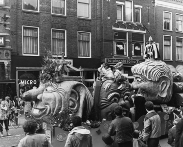 103106 Afbeelding van de carnavalsoptocht door de Voorstraat te Utrecht, met een praalwagen van carnavalsvereniging De ...