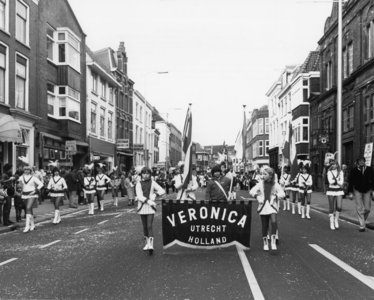 103107 Afbeelding van de carnavalsoptocht door de Voorstraat te Utrecht, met op de voorgrond het majorettenkorps van ...