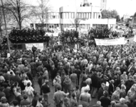 103143 Afbeelding van de demonstratie van ambtenaren tegen de voorgenomen korting op de salarissen door minister mr. ...