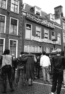 103328 Afbeelding van een demonstratie tegen de op handen zijnde ontruiming van het gekraakte pand Drift 13 te Utrecht.