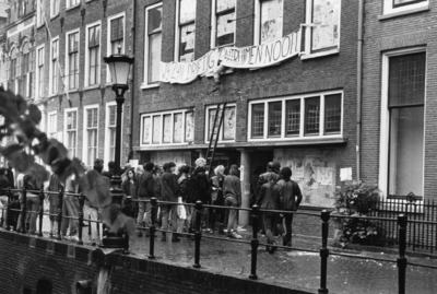 103333 Afbeelding van een groep sympathisanten van de krakers bij het gekraakte pand Drift 13 te Utrecht, tijdens de ...