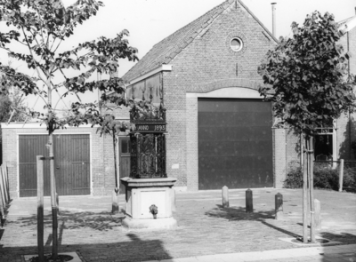 94365 Gezicht op de voorgevel van de voormalige lagere school met naastgelegen garage (Dorpsstraat 53) te Nigtevecht, ...