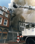 103390 Afbeelding van het blussen van de brand bij Ubica / Muskens Slaapcentrum (Ganzenmarkt 24) te Utrecht.