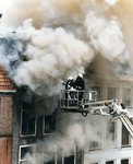 103391 Afbeelding van het blussen van de brand bij Ubica / Muskens Slaapcentrum (Ganzenmarkt 24) te Utrecht.