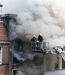 103392 Afbeelding van het blussen van de brand bij Ubica / Muskens Slaapcentrum (Ganzenmarkt 24) te Utrecht.