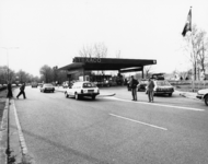 103482 Afbeelding van de toeloop van aspirant-autobezitters uit Oost-Europa op de Biltse Rading te Utrecht, in verband ...