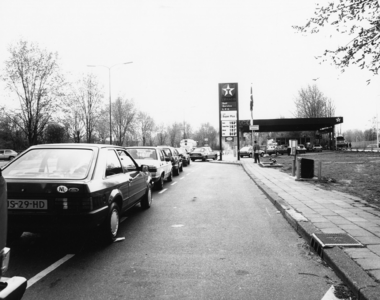 103483 Afbeelding van een rij wachtende auto's bij het benzinestation van Texaco (Biltse Rading 100) te Utrecht, na ...
