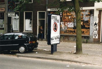 103494 Afbeelding van een door krakers aangepaste reclamezuil (Mupi) op de Croeselaan te Utrecht, kort voor de ...