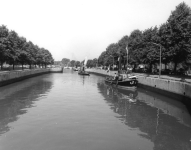 103539 Afbeelding van de aankomst van enkele oude stoomschepen in de sluis van het Merwedekanaal te Utrecht, tijdens de ...