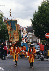 103586 Afbeelding van de 1e Utrechtse Reuzenoptocht in de Voorstraat te Utrecht, met de stadsreuzen Lauretta en Iwein ...