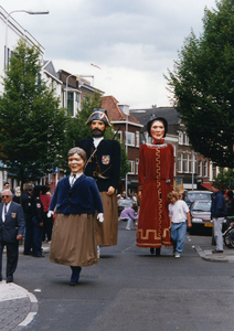 103587 Afbeelding van de 1e Utrechtse Reuzenoptocht in de Voorstraat te Utrecht, met de stadsreuzen van Overmere: graaf ...