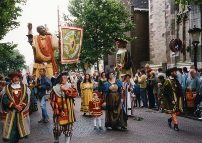 103590 Afbeelding van de 1e Utrechtse Reuzenoptocht op het Domplein te Utrecht, met de Roermondse stadsreus Christoffel ...