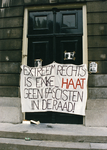 103600 Afbeelding van een spandoek aan één van de deuren van het Stadhuis (Stadhuisbrug) te Utrecht tegen de ...
