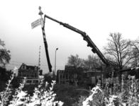 103518 Afbeelding van het verwijderen van de laatste wegwijzer van een oud type van de A.N.W.B. op de Maliebaan te Utrecht.