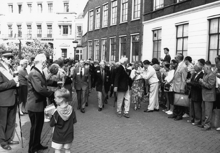 103661 Afbeelding van de stoet van oorlogsveteranen op de Stadhuisbrug te Utrecht, tijdens de viering van Bevrijdingsdag.