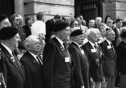 103664 Afbeelding van de oorlogsveteranen op de Stadhuisbrug te Utrecht, tijdens de viering van Bevrijdingsdag.