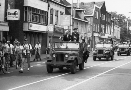 103671 Afbeelding van het defilé van oude legervoertuigen van het regiment Polar Bears op de Biltstraat te Utrecht, ...