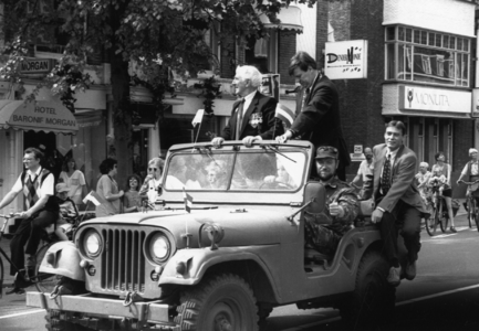 103672 Afbeelding van het defilé van oude legervoertuigen van het regiment Polar Bears op de Biltstraat te Utrecht, ...