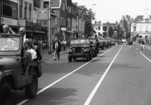 103673 Afbeelding van het defilé van oude legervoertuigen op de Biltstraat te Utrecht, tijdens de viering van de 50ste ...