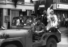 103675 Afbeelding van enkele oorlogsveteranen in een Jeep tijdens het defilé van oude legervoertuigen op de Biltstraat ...