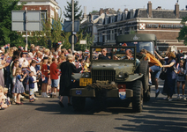 103677 Afbeelding van het defilé met oude legervoertuigen van het Canadese regiment Polar Bears in de Museumlaan te ...