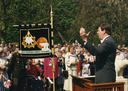 103678 Afbeelding van burgemeester mr. I.W. Opstelten tijdens het toespreken van de aanwezigen in het Hogelandsepark te ...