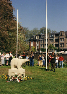 103682 Afbeelding van het hijsen van de vlaggen bij het monument van de Polar Bears in het Hogelandsepark te Utrecht, ...