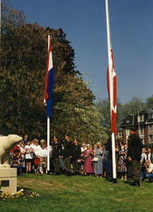 103683 Afbeelding van het hijsen van de vlaggen bij het monument van de Polar Bears in het Hogelandsepark te Utrecht, ...