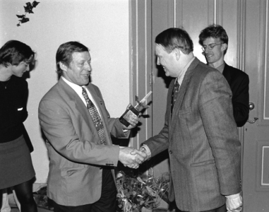 103728 Afbeelding van de uitreiking van de Utrechtse Sportprijs 1996 door wethouder mr. H.H.W. Kernkamp (rechts) aan N. ...