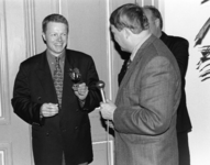 103729 Afbeelding van de uitreiking van de Utrechtse Sportprijs 1996 door wethouder mr. H.H.W. Kernkamp (rechts) aan ...