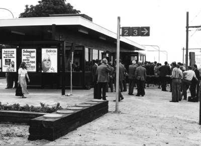 165509 Afbeelding van de opening van het nieuwe gebouw van het N.S.-station Akkrum te Akkrum.