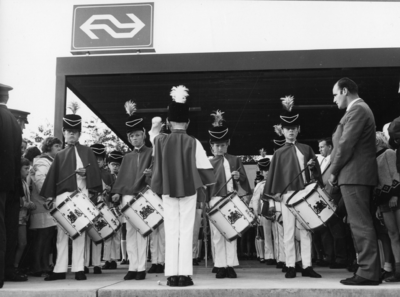 165558 Afbeelding van de drumband Jeugdkorps Stichting Willem Eggert op het perron van het N.S.-station Purmerend ...