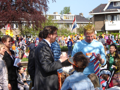 800268 Afbeelding van burgemeester mr. A. Wolfsen tijdens zijn bezoek aan de vrijmarkt op het Willem de ...