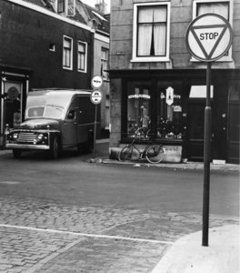 400367 Gezicht op de hoek van de Lange Nieuwstraat en de Korte Smeestraat (waar de bestelauto uit komt) te Utrecht, met ...