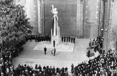 500062 Afbeelding van de kranslegging door Prins Bernhard bij het Verzetsmonument op het Domplein te Utrecht, na de ...