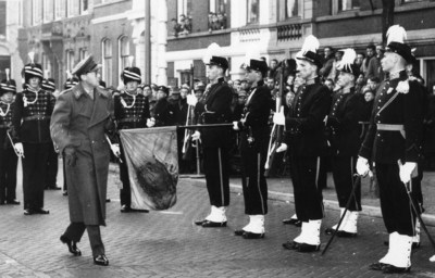 500065 Afbeelding van de inspectie door Prins Bernhard van de Utrechtse Studentenweerbaarheid op het Domplein te ...