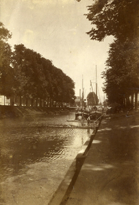 600253 Gezicht op de Stadsbuitengracht te Utrecht, vanaf de Rijnkade, met op de achtergrond (achter de schepen) de ...