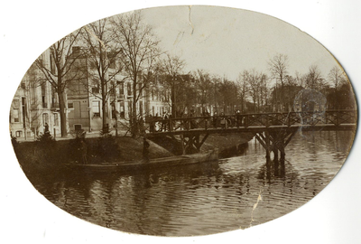 600257 Gezicht op de Herenbrug over de Stadsbuitengracht te Utrecht, met op de achtergrond de Maliesingel en de toegang ...