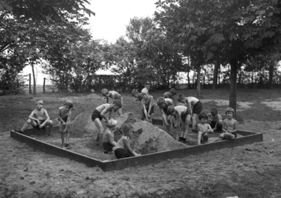 167554 Afbeelding van spelende kinderen in de zandbak van het Herstellingsoord Trein 8.28 H.IJ.S.M. (Kolonieweg) te Soest.