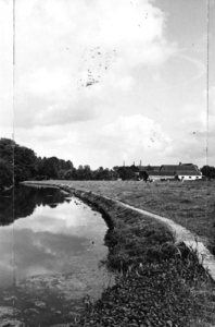 500057 Gezicht op het wandelpaadje (jaagpad) langs de Kromme Rijn door het landgoed Amelisweerd te Bunnik, met rechts ...