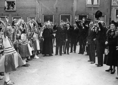 400472 Afbeelding van het ontvangstcomité op De Plaats te Montfoort tijdens het bezoek van Prins Bernhard aan Montfoort ...